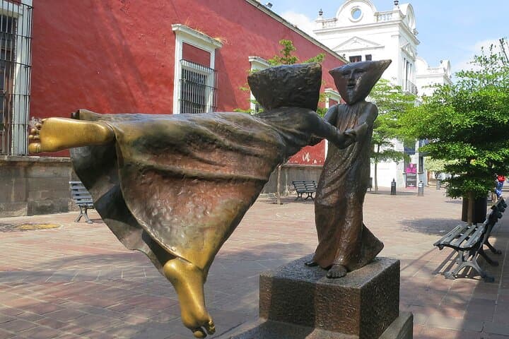 Tlaquepaque Half-Day Walking Tour: Explore Artisans, El Parian & Historic Streets photo 5