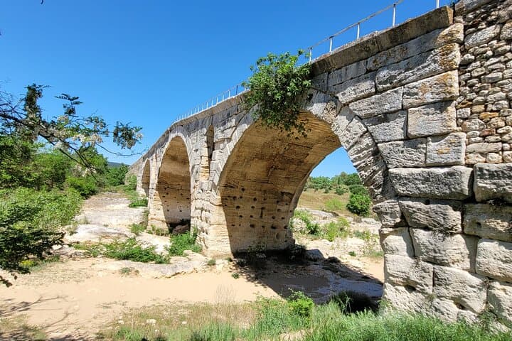 Private Luberon Day Tour — Gordes, Roussillon, Lourmarin & Lacoste photo 6