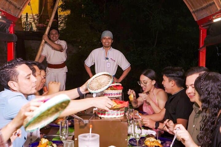 Xoximilco Cancun: Trajinera Dinner Cruise with Live Mariachi and Open Bar