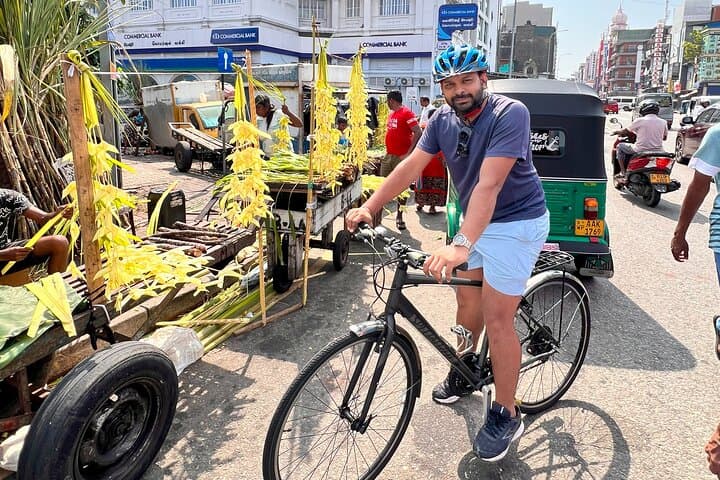 Cycling Colombo: Guided Bike Tour of Pettah Market, Temples & Seafront