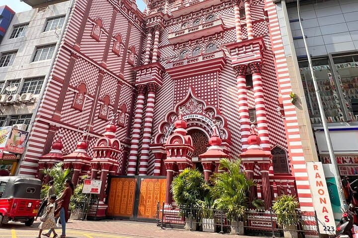 Cycling Colombo: Guided Bike Tour of Pettah Market, Temples & Seafront photo 5