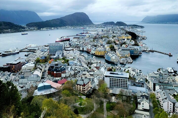 Ålesund Two-Hour Walking Tour: Art Nouveau Harbor Walk & Aksla Lookout
