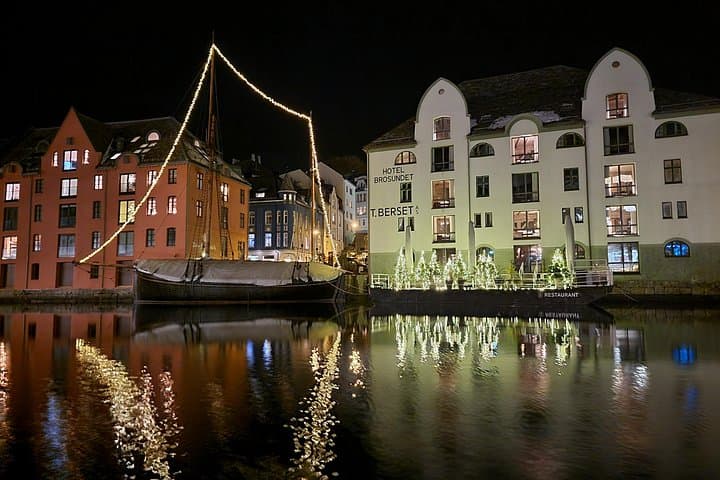 Ålesund Two-Hour Walking Tour: Art Nouveau Harbor Walk & Aksla Lookout photo 4