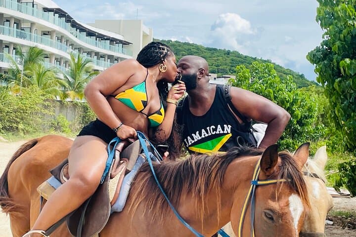 Ocho Rios Horseback Riding and Bamboo Rafting: 4-Hour Beach-to-River Experience