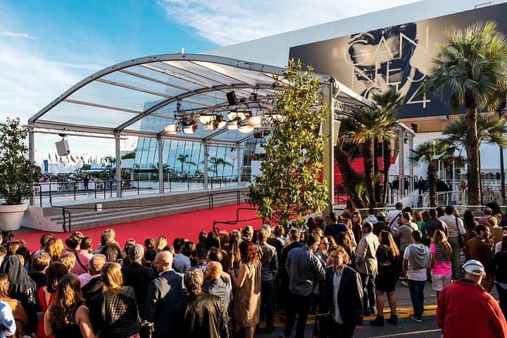 Vintage Bus Tour of Cannes: Croisette, Suquet & Palais des Festivals photo 3