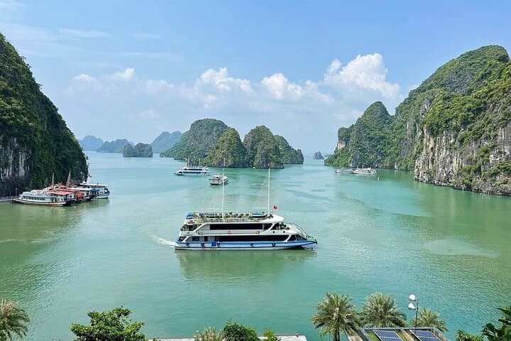 La Casta Daily Cruise: One-Day Halong Bay Explorer with Jacuzzi, Kayaking & Sung Sot Cave