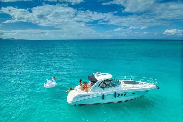 Private Montego Bay Yacht Cruise with Snorkeling, Open Bar & Lunch