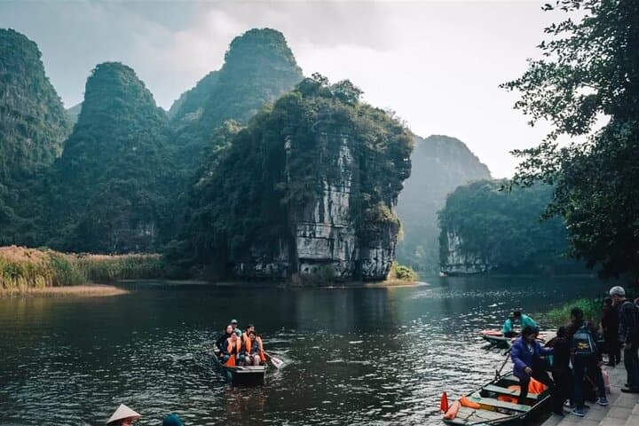 Ninh Binh Day Trip: Hoa Lu, Tam Coc Boat Ride & Mua Cave Viewpoint photo 4