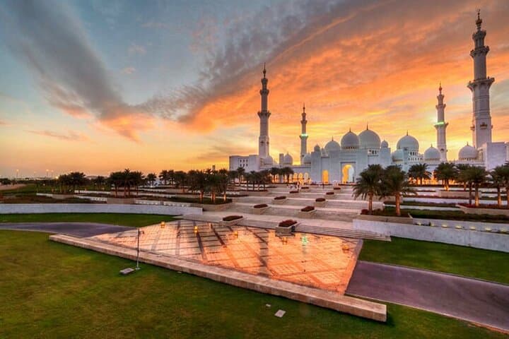 Abu Dhabi Full-Day Sightseeing: Sheikh Zayed, Emirates Palace & Dates Market