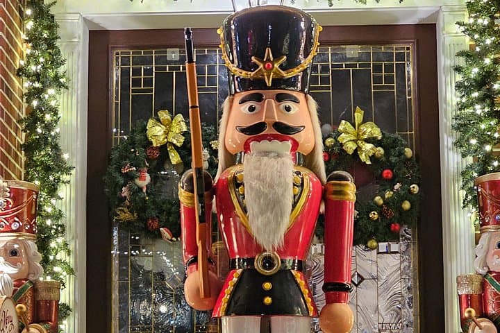 NYC Private Holiday Lights Tour — Dyker Heights & Brooklyn Bridge Park by Limo photo 2