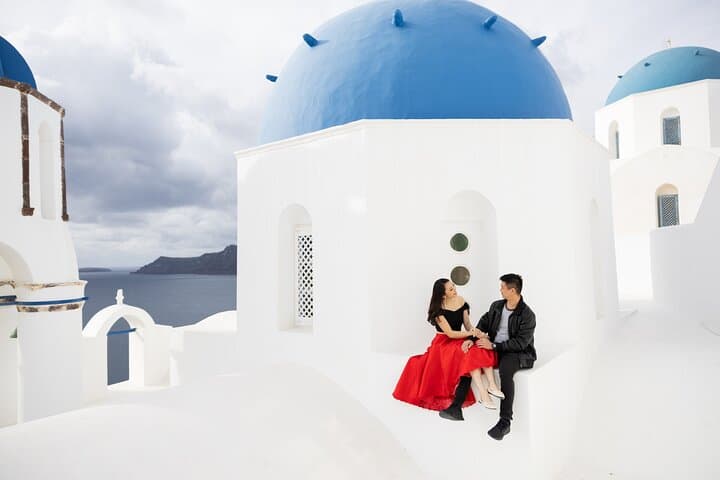 Santorini Imerovigli 1-Hour Couples Photoshoot on the Caldera