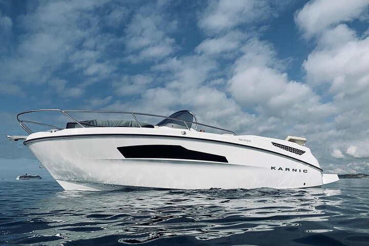 One-Hour Private Boat Tour on Lake Como: Karnic SL651 Cruise from Como