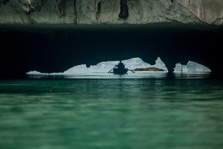 Lan Ha Bay 2-Day Cruise: Kayaking, Caving & Swimming Around Cat Ba