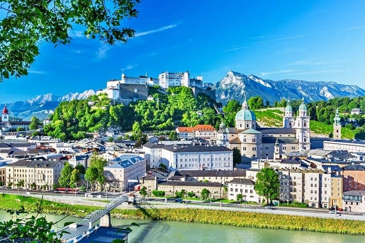Prague to Salzburg Private Transfer with Two-Hour Sightseeing Stops