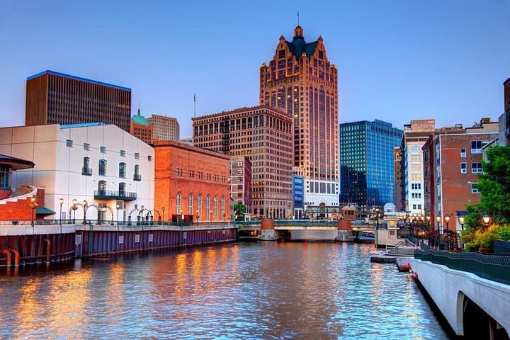Milwaukee Marvels: 2-Hour Private City Tour of Art, Architecture & Food photo 2