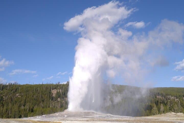 Yellowstone Lower Loop Adventure: Old Faithful, Grand Prismatic & Canyon Highlights