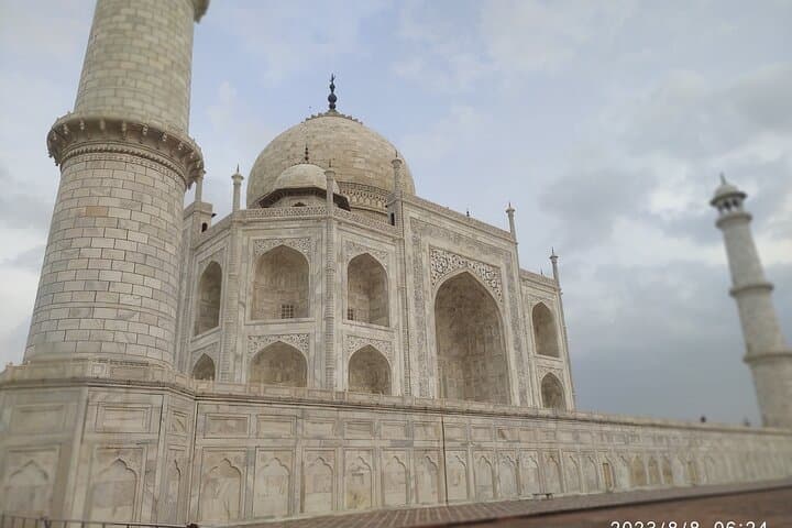 Taj Mahal Guided Tour: Private Expert-Led Visit in Agra photo 3