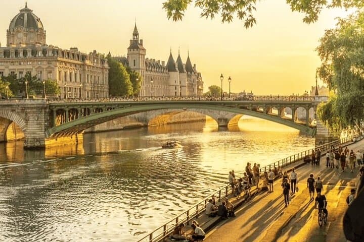 Paris 15+ Sights Walking Tour and L'Atelier Parfum Experience with Champagne