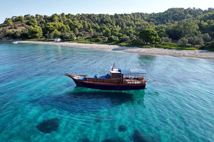 semi-private-wooden-yacht-skiathos-day-cruise-with-greek-lunch