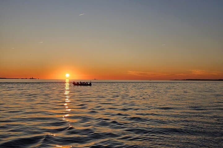 Lisbon Sunset Speedboat Tour: Tagus River Monuments & Wine Cruise