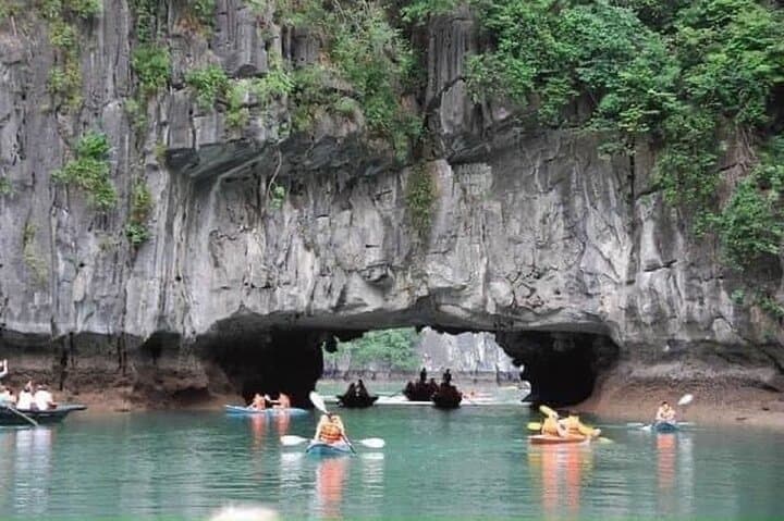 Full-Day Ha Long Bay Cruise to Titop Island, Luon Cave & Sung Sot photo 3