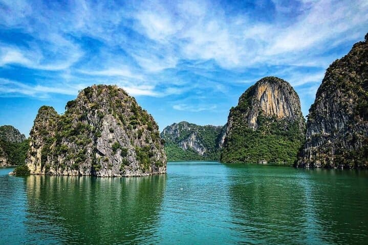 Full-Day Ha Long Bay Cruise to Titop Island, Luon Cave & Sung Sot photo 2