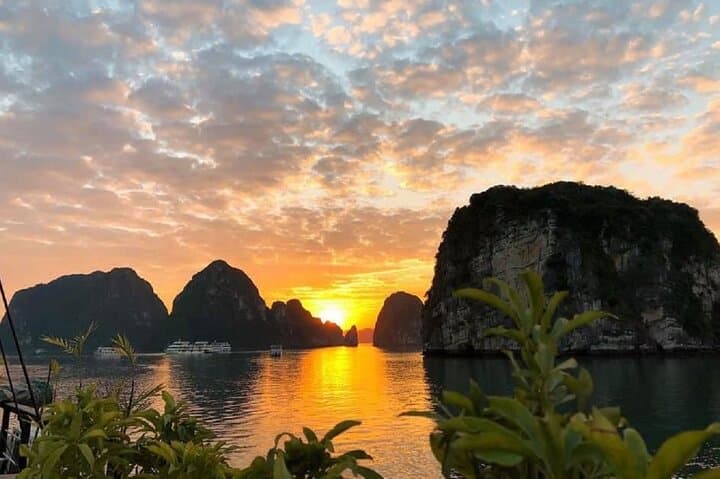 Full-Day Ha Long Bay Cruise to Titop Island, Luon Cave & Sung Sot photo 4