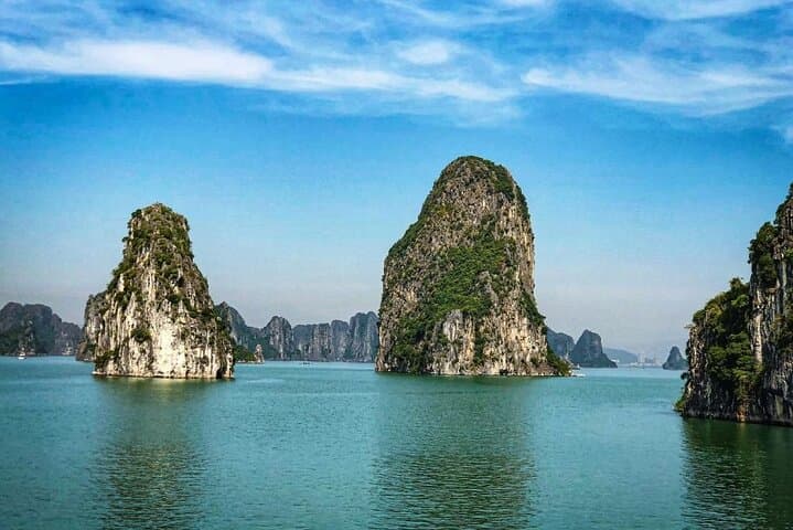 Full-Day Ha Long Bay Cruise to Titop Island, Luon Cave & Sung Sot photo 5
