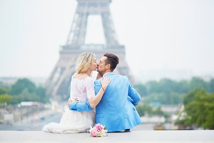 Private Romantic Photoshoot in Paris with Bouquet — Eiffel Tower Photo Session photo 2