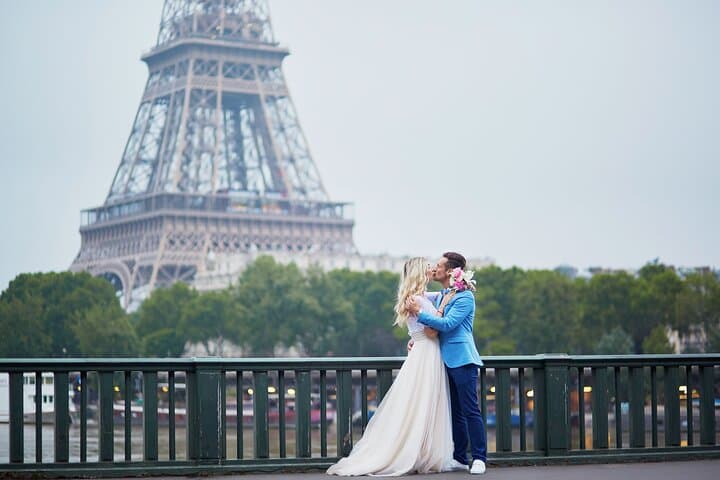 Private Romantic Photoshoot in Paris with Bouquet — Eiffel Tower Photo Session photo 3