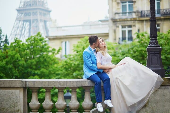 Private Romantic Photoshoot in Paris with Bouquet — Eiffel Tower Photo Session photo 5