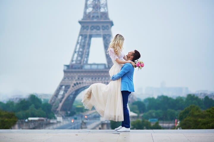 Private Romantic Photoshoot in Paris with Bouquet — Eiffel Tower Photo Session