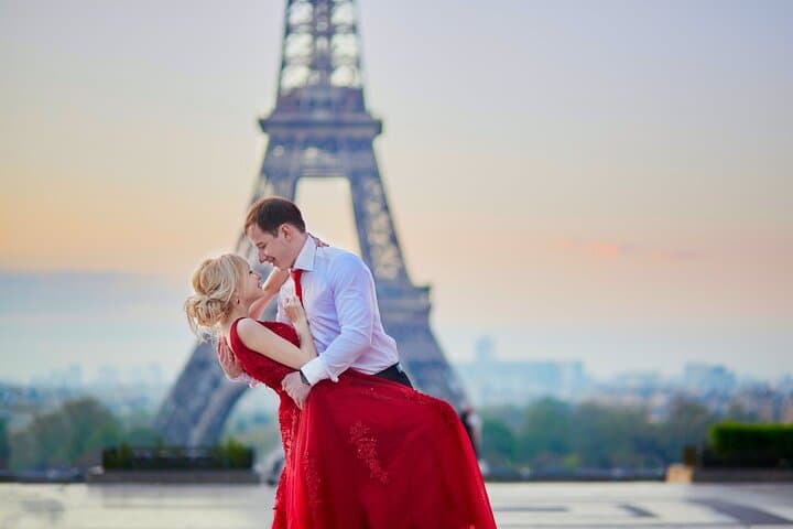 Private Romantic Photoshoot in Paris with Bouquet — Eiffel Tower Photo Session photo 4