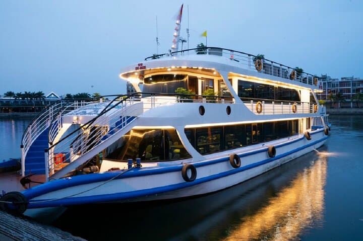 Ha Long Bay Luxury Day Cruise with Jacuzzi from Hanoi photo 2