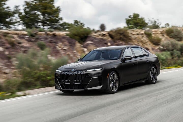 Manhattan to LaGuardia: Luxury Sedan Private Transfer (BMW 7 Series) photo 1