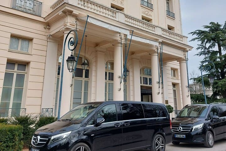 Private Transfer Inside Paris: Hotel, AirBnB & Train Station Pickup photo 4