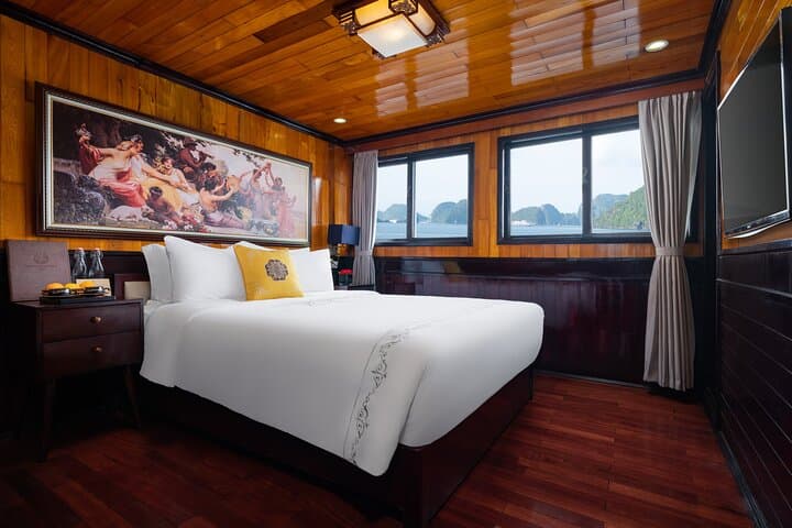 Overnight Halong Bay Cruise: Kayak Luon Cave & Explore Surprising Cave photo 2