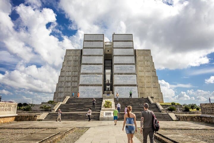 Santo Domingo Full-Day Colonial Zone Tour: Cathedral, Alcázar & Lunch