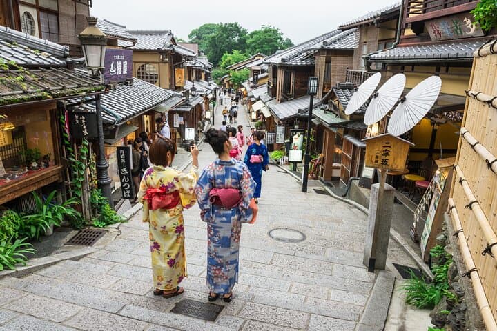 Kyoto 6-Hour Private Kimono Walking Tour: Temples, Gardens & Local Stories photo 4