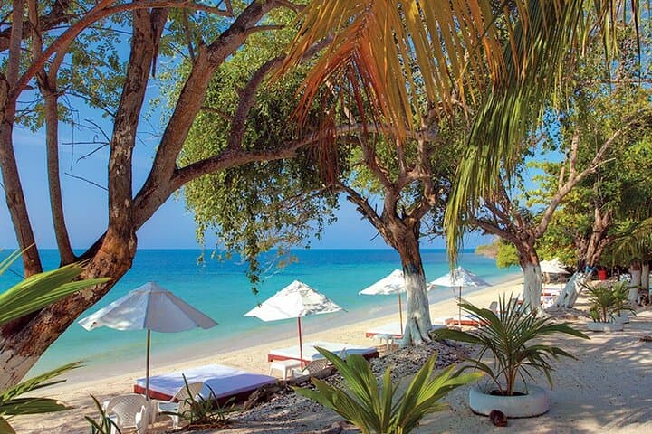 Isla del Encanto Day Trip from Cartagena: Beach, Boats & BBQ Lunch photo 6