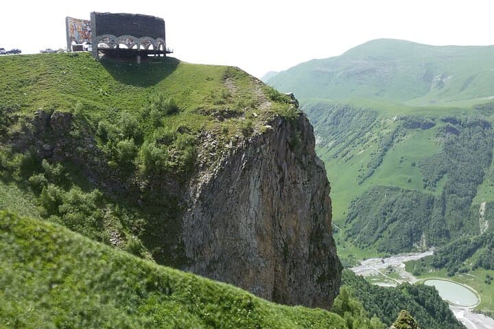 Tbilisi to Kazbegi: Gergeti, Ananuri & Gudauri Day Trip Guide photo 5