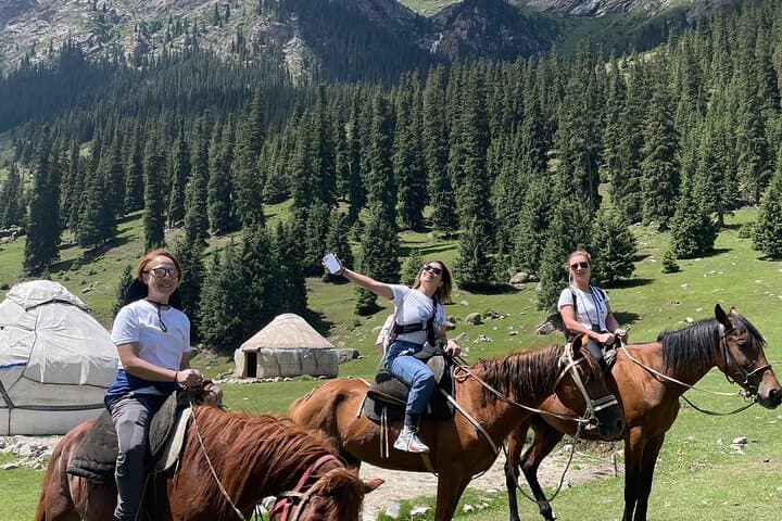 10-Day Kyrgyzstan Adventure: Nomads, Alpine Lakes & Ancient Silk Road Sites photo 3