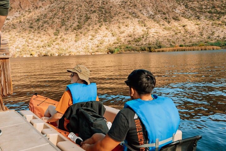 Exploring Canyon Lake: Paddleboarding and Kayaking Through Hidden Coves and Canyon Walls photo 4