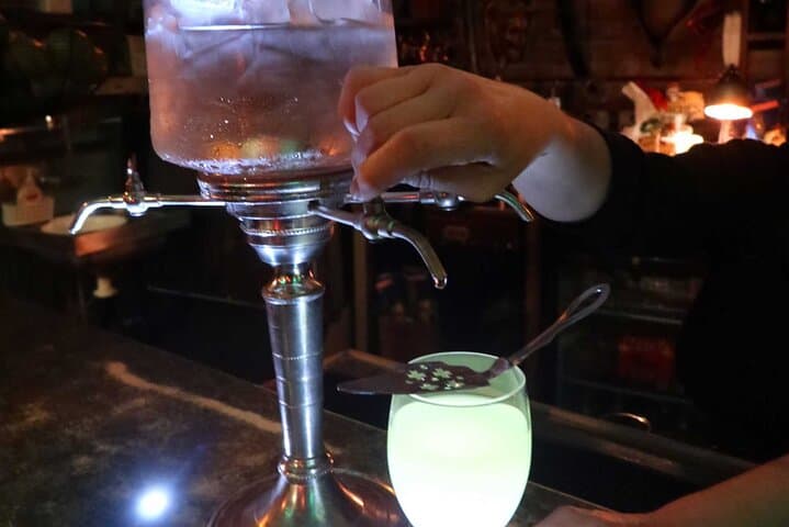 new-orleans-cocktail-and-ghost-tour-spirits-cocktail-ghost-crawl