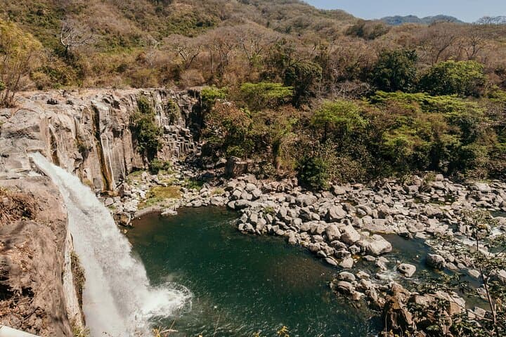3-Day Guatemalan East & Copán Ruinas: Basilica, Sunflower Fields & Los Amates Waterfall photo 5