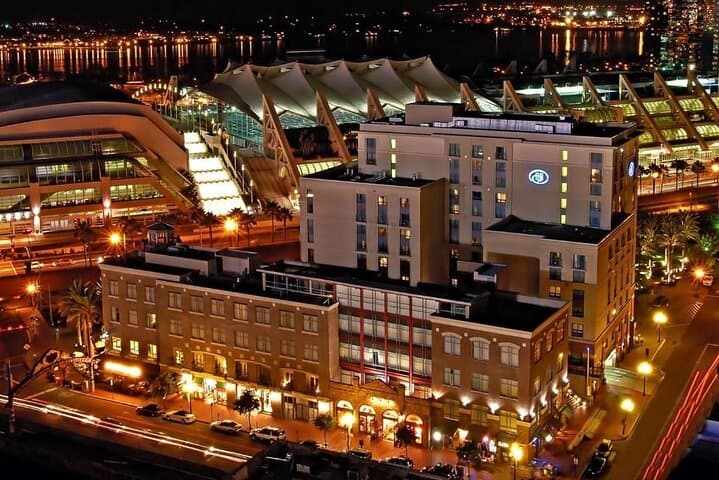 San Diego Sizzle: Private Gaslamp Walking Tour & Nightlife Experience photo 4