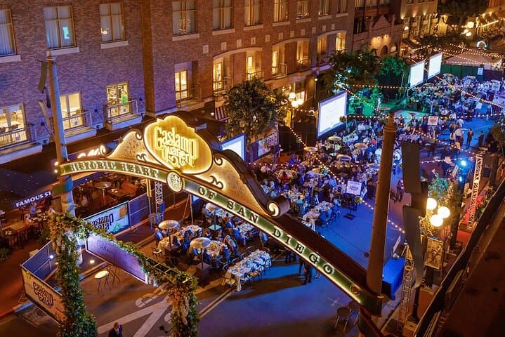 San Diego Sizzle: Private Gaslamp Walking Tour & Nightlife Experience