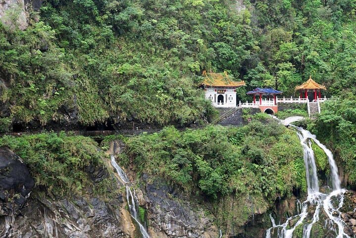 Taroko Gorge, Qingshui Cliffs & Qixingtan Beach — Day Tour from Hualien