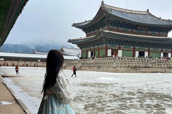 Seoul Private RV Tour — Gyeongbokgung, Gwangjang Market & Jjimjilbang Experience photo 6