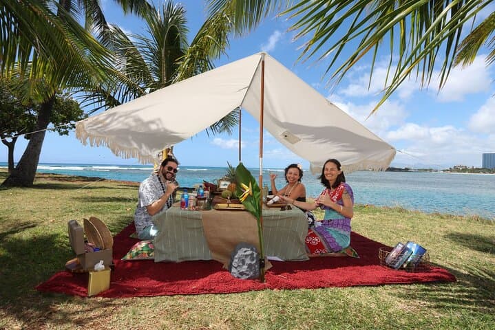 Ala Moana Magic: 2-Hour Aloha Picnic & Photoshoot at Magic Island